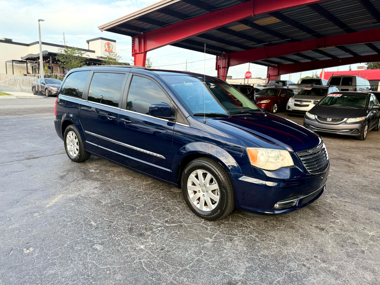 2013 Chrysler Town & Country Touring's photo