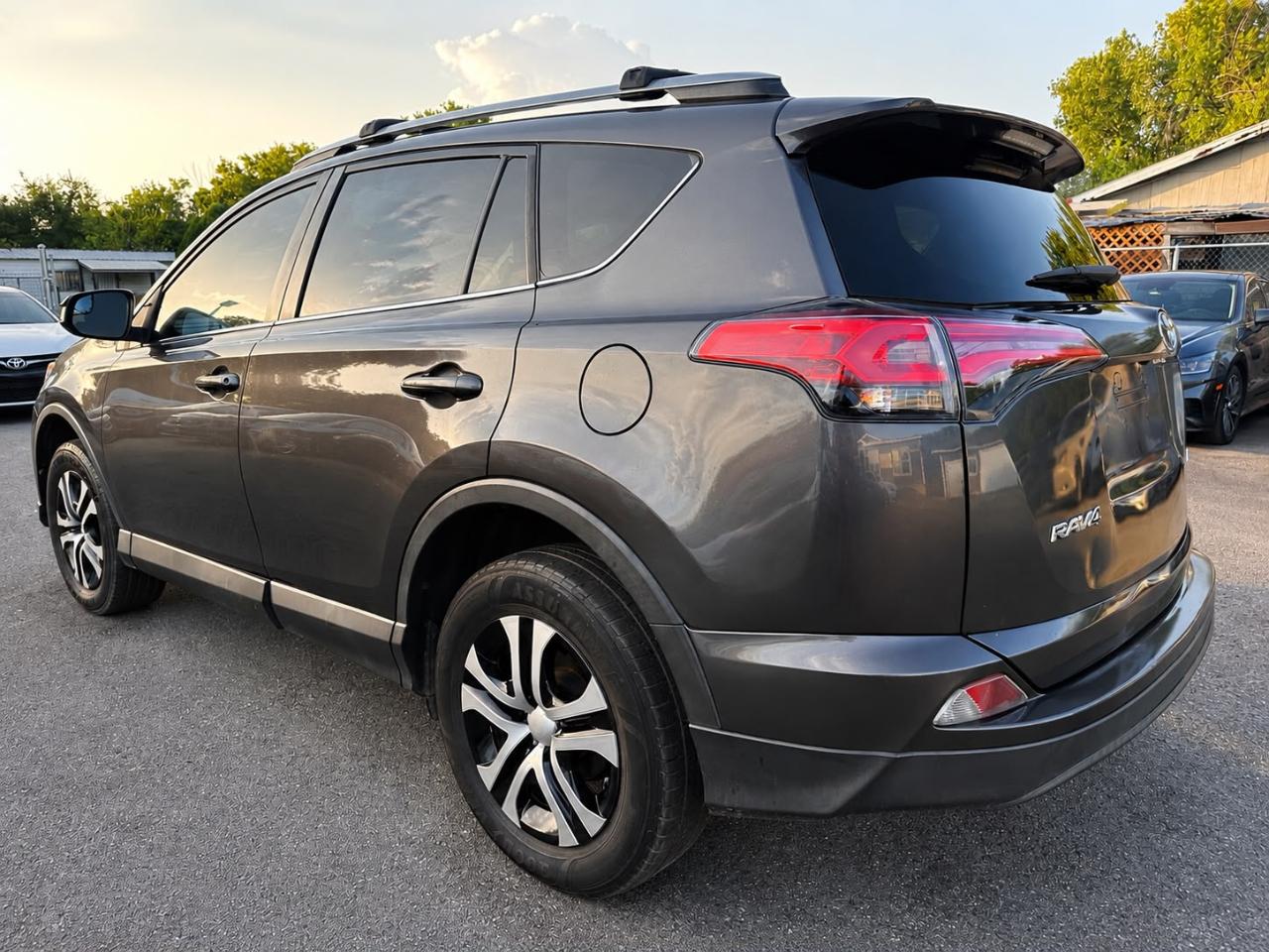 Toyota RAV4 LE FWD 2018
