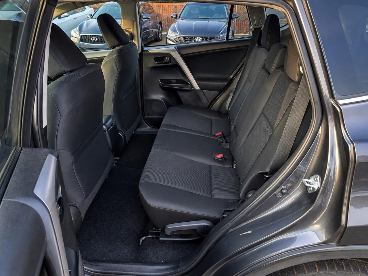Toyota RAV4 LE FWD 2018