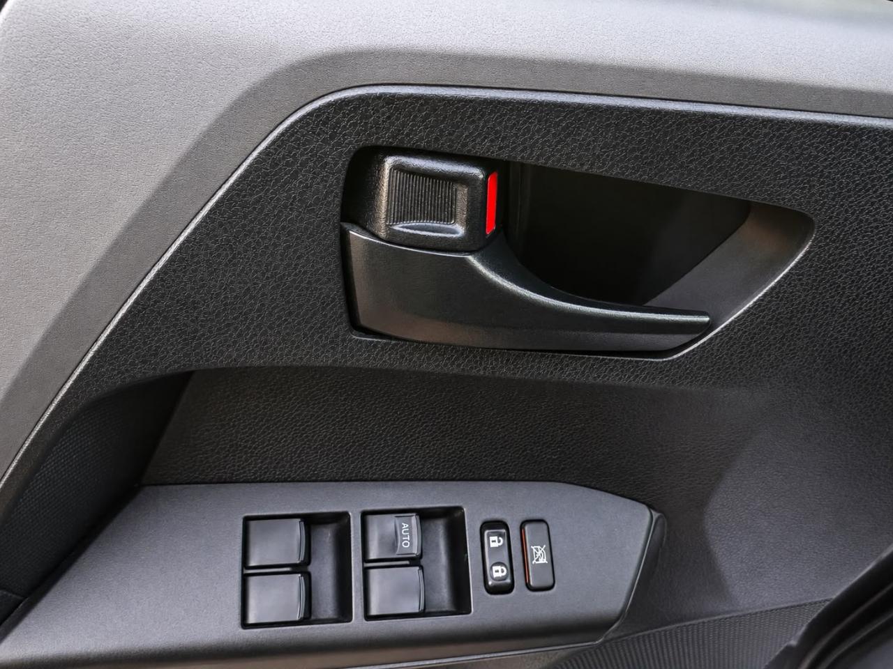 Toyota RAV4 LE FWD 2018
