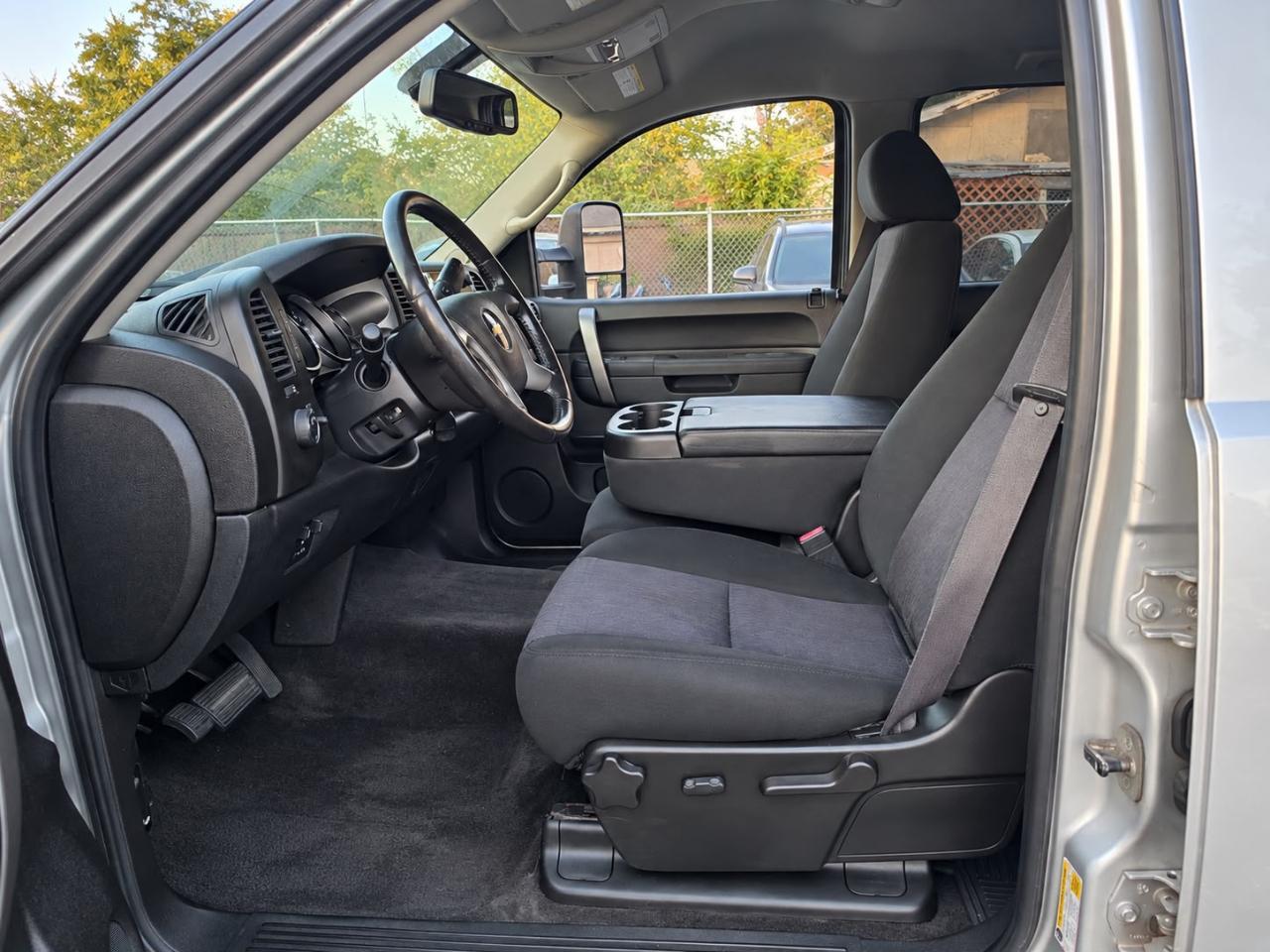 Chevrolet Silverado 2500HD LT Crew Cab 2WD 2011