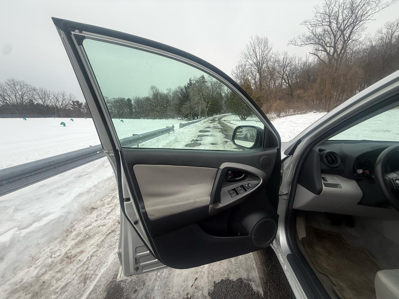 Toyota RAV4 Base I4 2WD 2012