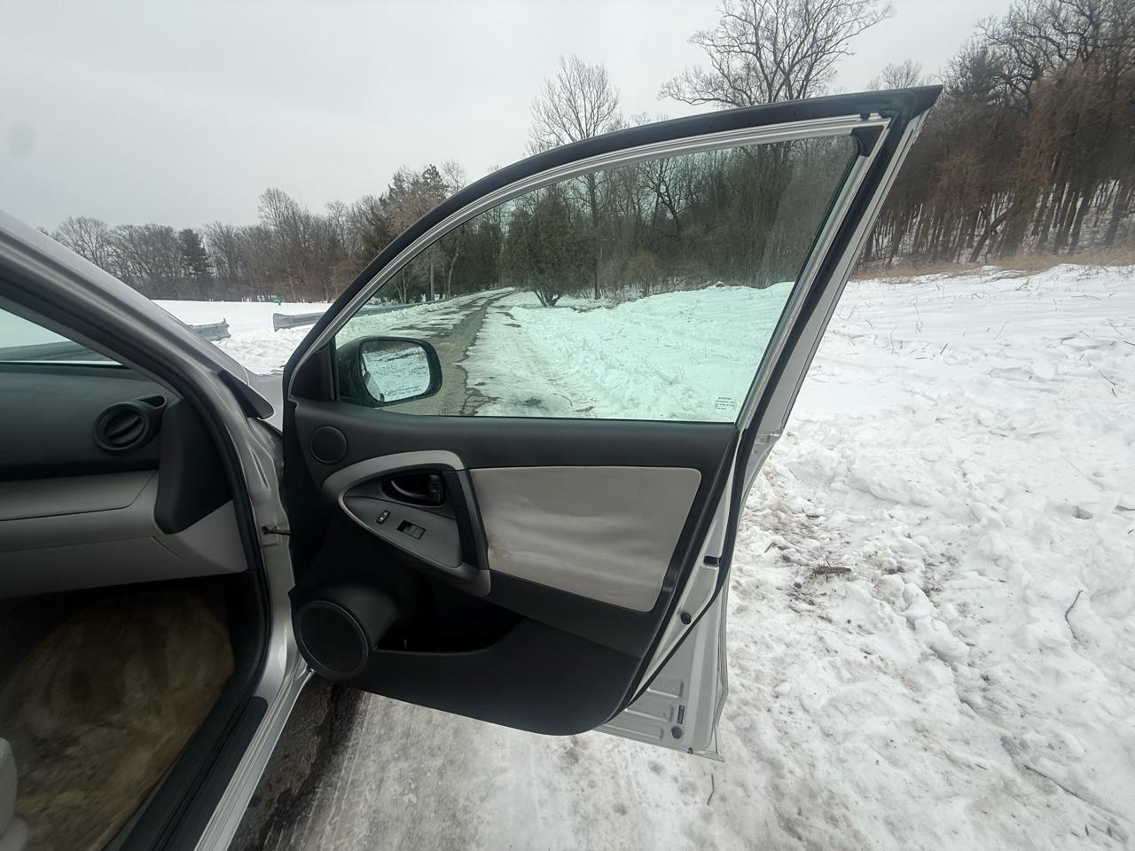 Toyota RAV4 Base I4 2WD 2012