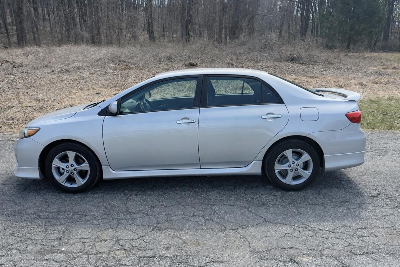Toyota Corolla S 5-Speed MT 2013