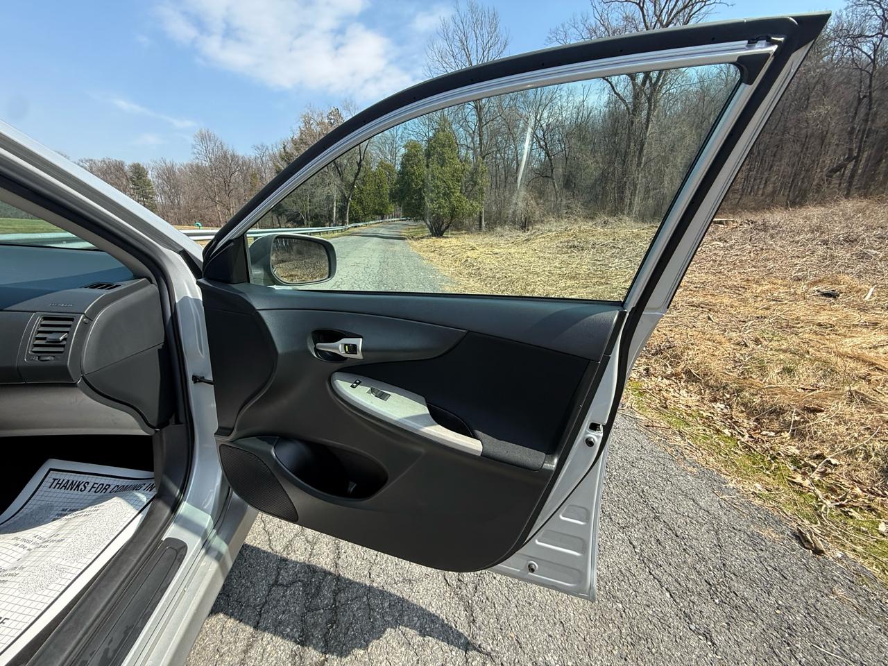 Toyota Corolla S 5-Speed MT 2013