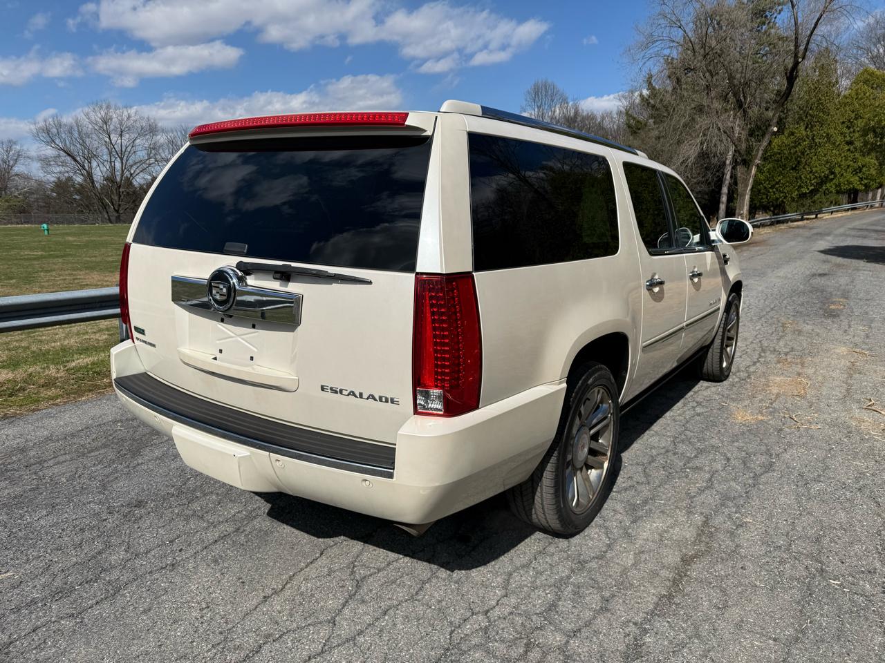 Cadillac Escalade ESV AWD Platinum 2011