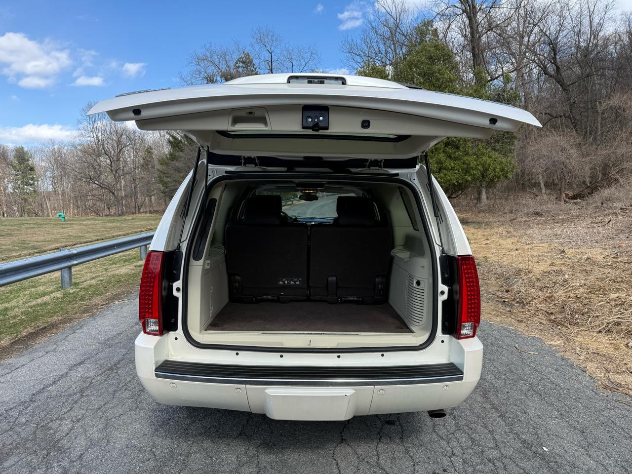 Cadillac Escalade ESV AWD Platinum 2011