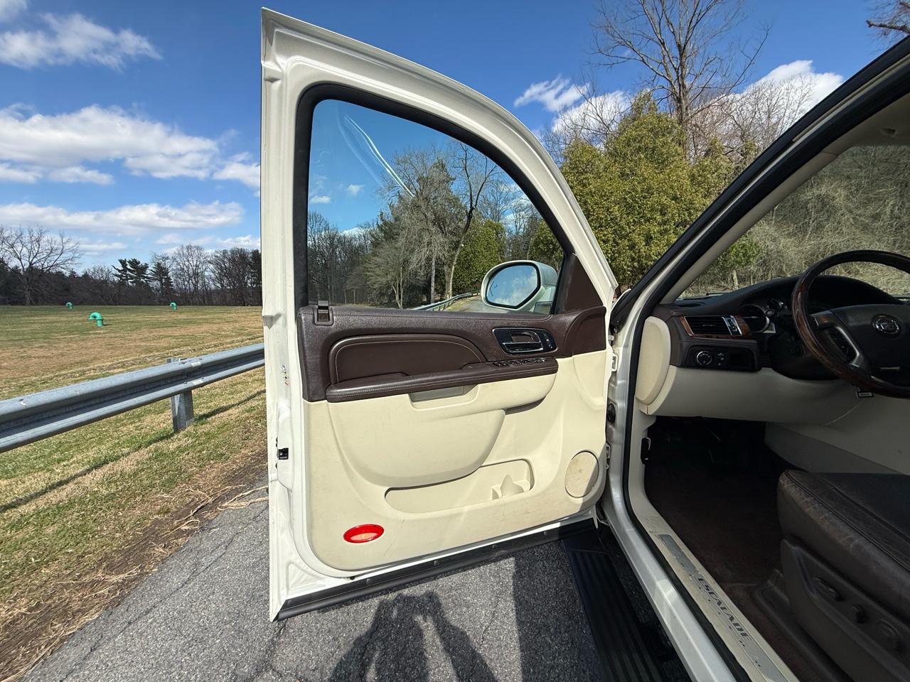 Cadillac Escalade ESV AWD Platinum 2011
