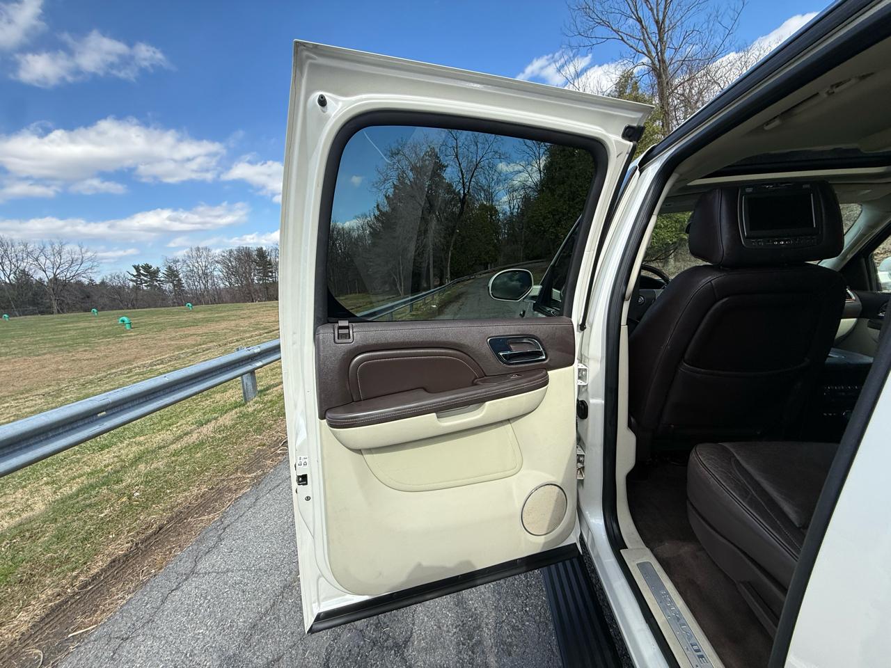 Cadillac Escalade ESV AWD Platinum 2011