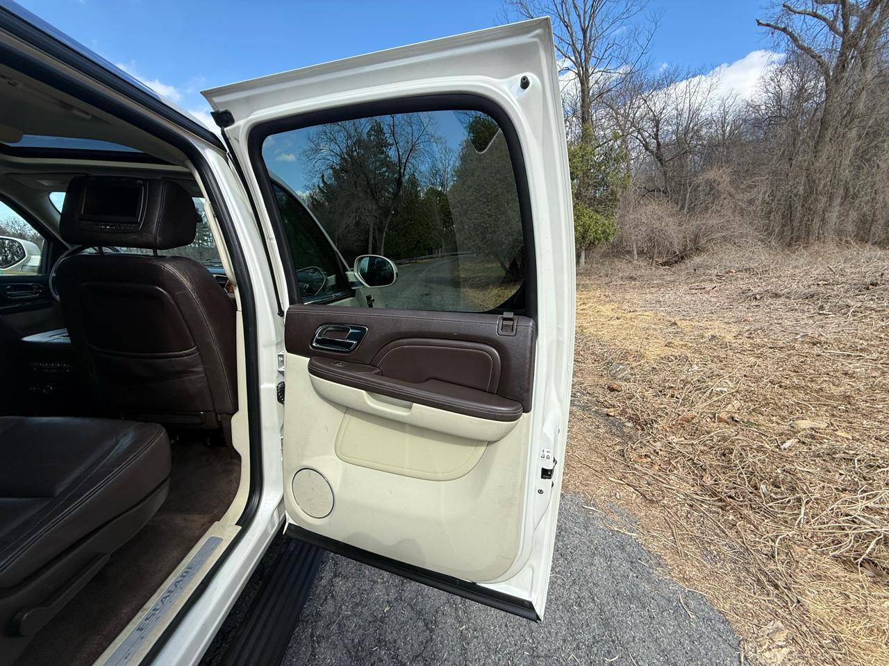 Cadillac Escalade ESV AWD Platinum 2011