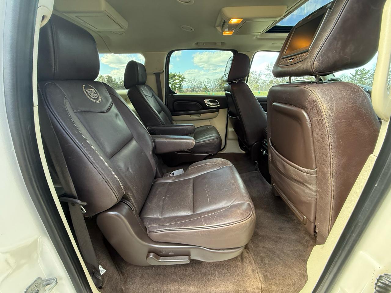 Cadillac Escalade ESV AWD Platinum 2011