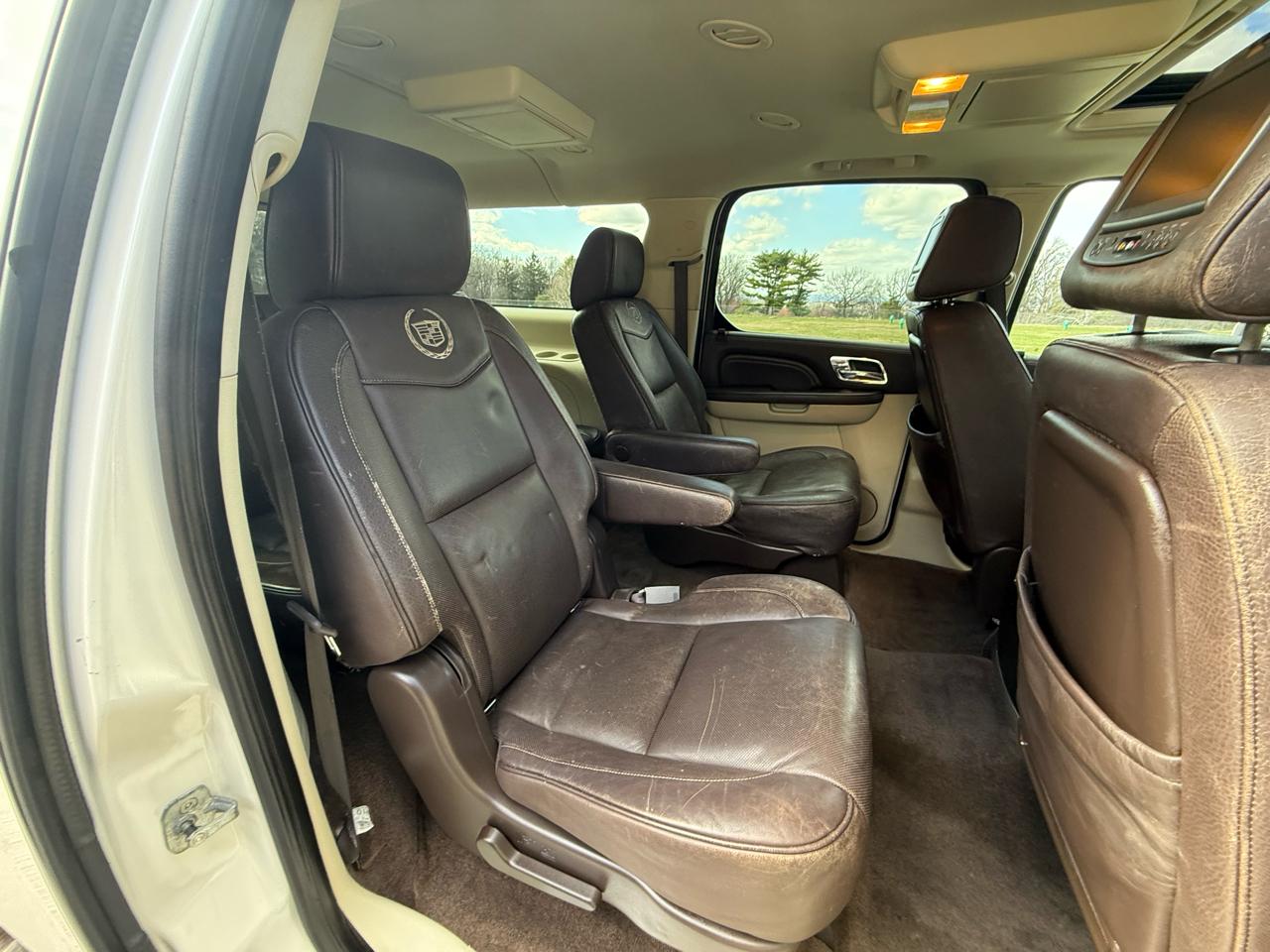 Cadillac Escalade ESV AWD Platinum 2011