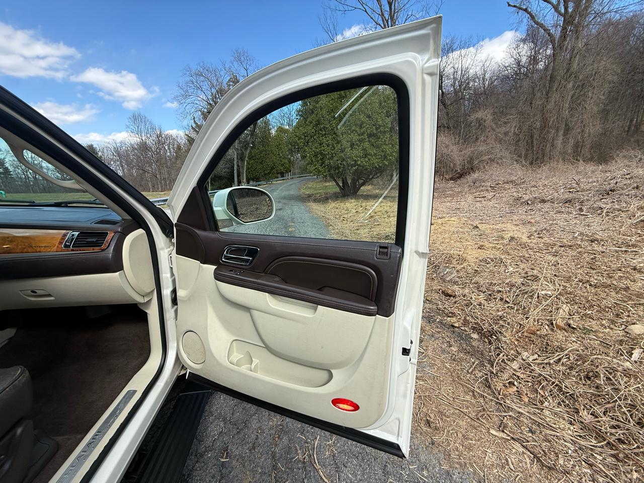 Cadillac Escalade ESV AWD Platinum 2011
