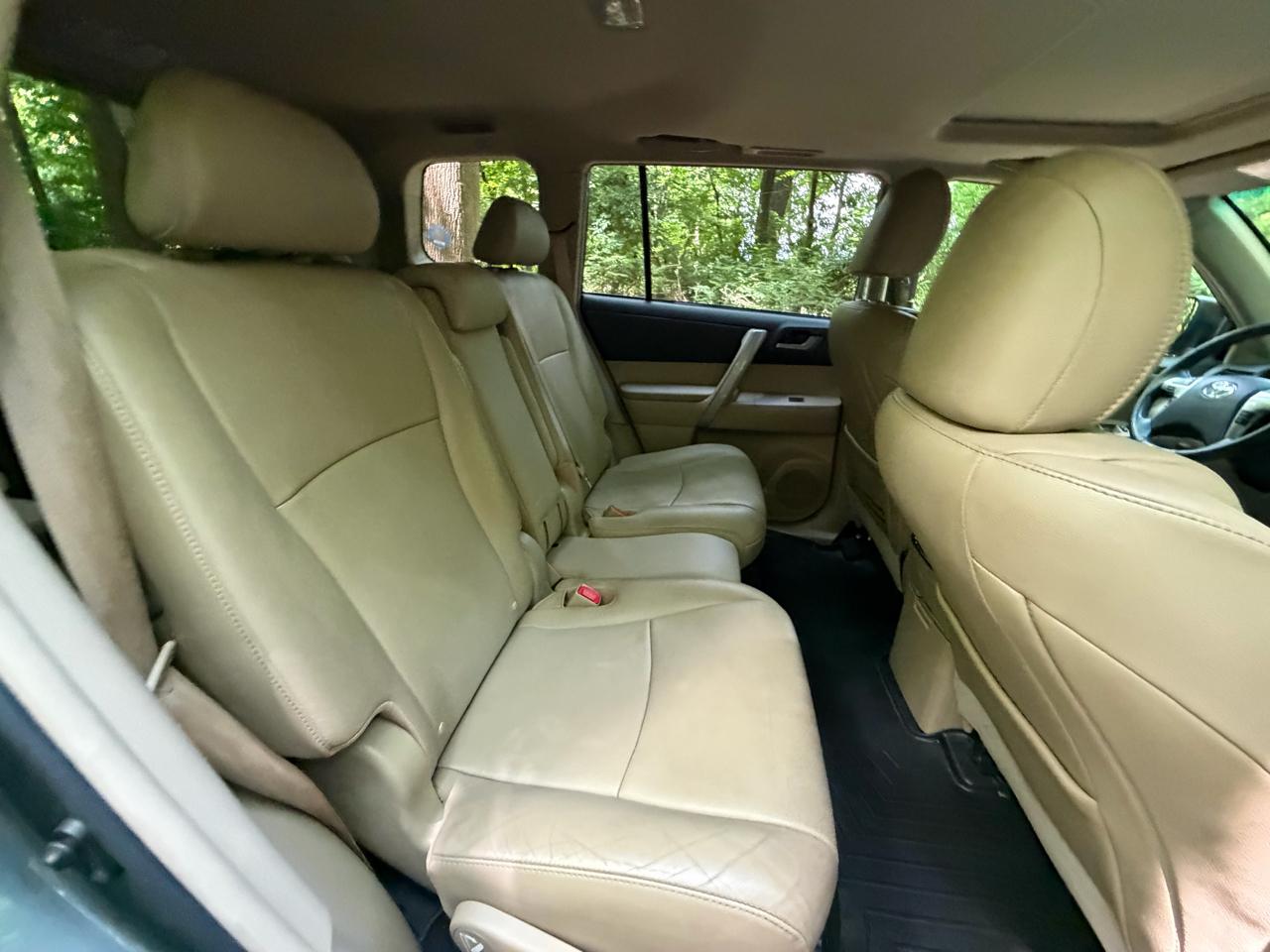 Toyota Highlander Base 4WD 2013