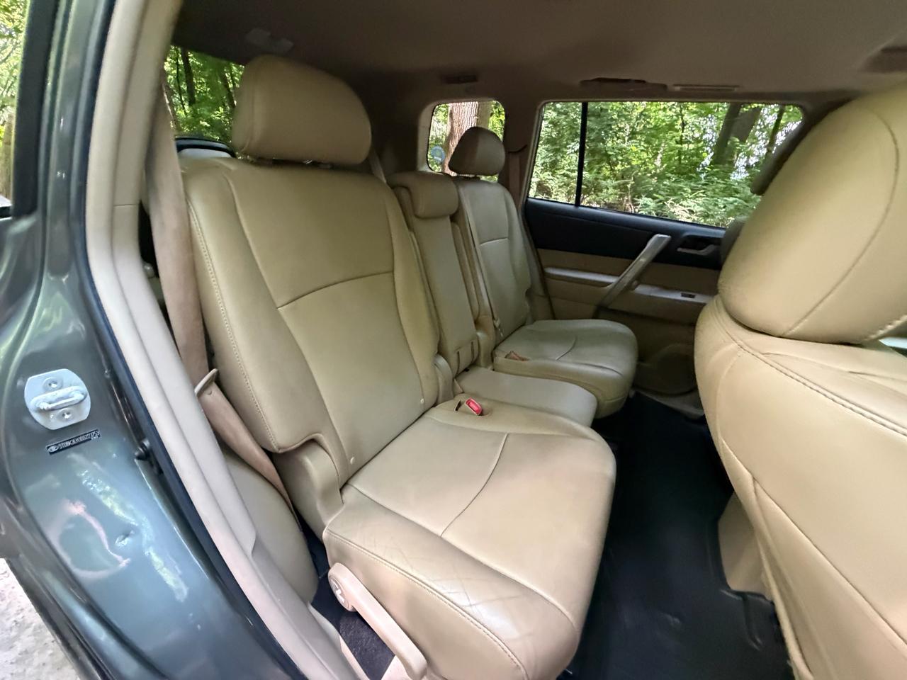 Toyota Highlander Base 4WD 2013