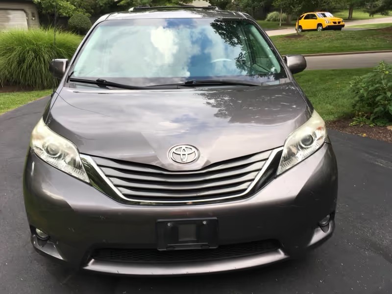 Toyota Sienna XLE FWD 8-Passenger V6 2014 Toyota Sienna XLE FWD 8-Passenger V6 2014
