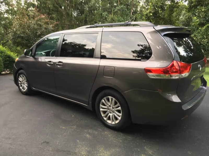 Toyota Sienna XLE FWD 8-Passenger V6 2014 Toyota Sienna XLE FWD 8-Passenger V6 2014