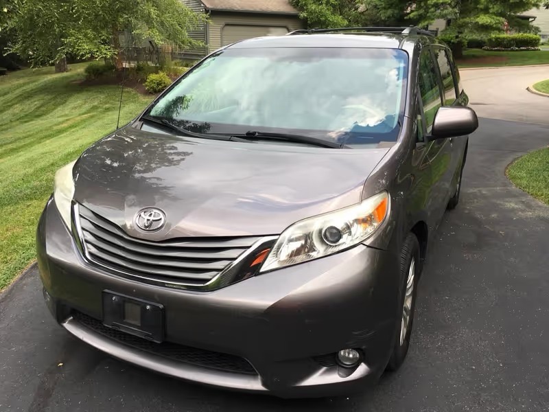 Toyota Sienna XLE FWD 8-Passenger V6 2014 Toyota Sienna XLE FWD 8-Passenger V6 2014