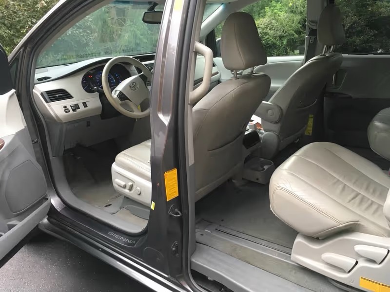 Toyota Sienna XLE FWD 8-Passenger V6 2014 Toyota Sienna XLE FWD 8-Passenger V6 2014