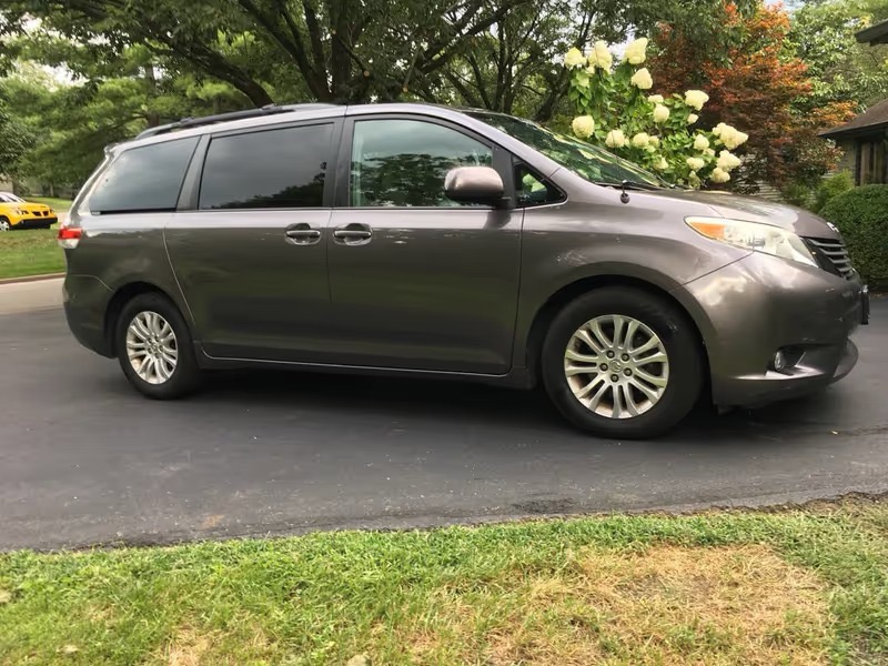 Toyota Sienna XLE FWD 8-Passenger V6 2014 Toyota Sienna XLE FWD 8-Passenger V6 2014