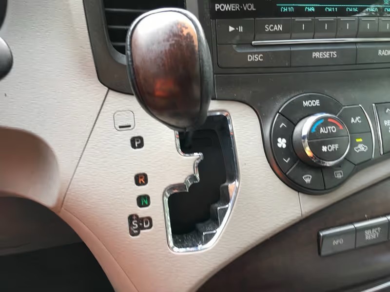 Toyota Sienna XLE FWD 8-Passenger V6 2014 Toyota Sienna XLE FWD 8-Passenger V6 2014