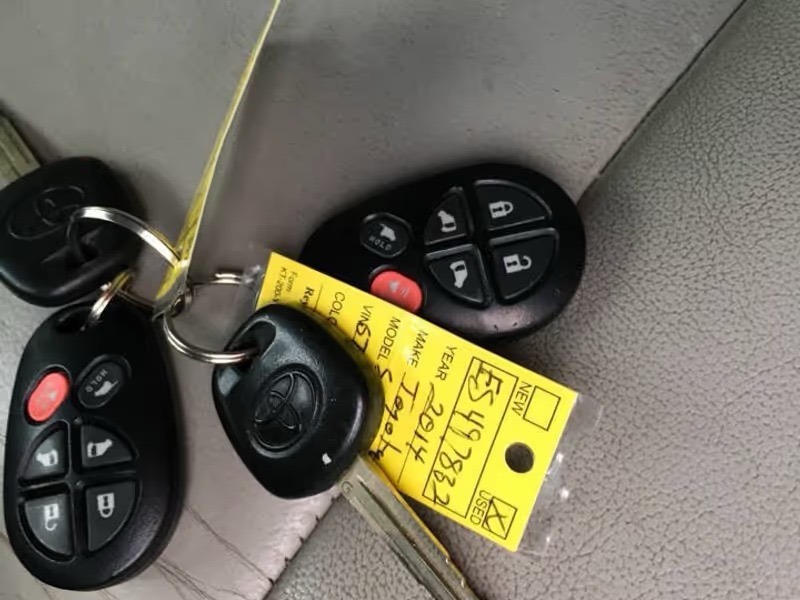 Toyota Sienna XLE FWD 8-Passenger V6 2014 Toyota Sienna XLE FWD 8-Passenger V6 2014