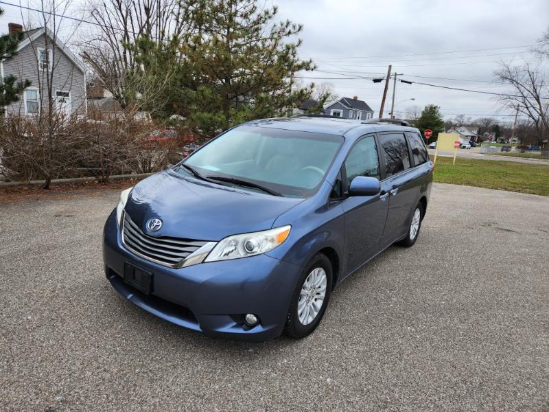 Toyota Sienna XLE FWD 8-Passenger V6 2013