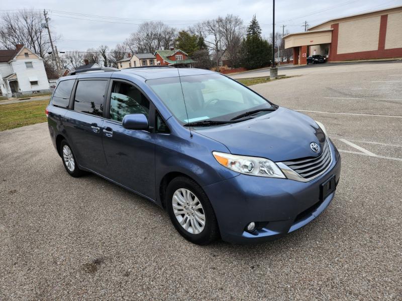 Toyota Sienna XLE FWD 8-Passenger V6 2013