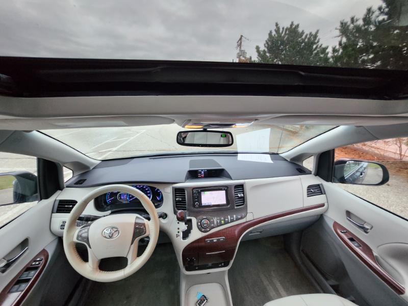 Toyota Sienna XLE FWD 8-Passenger V6 2013