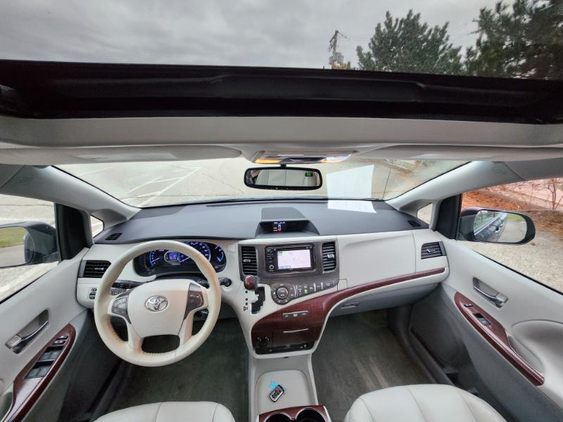 Toyota Sienna XLE FWD 8-Passenger V6 2013