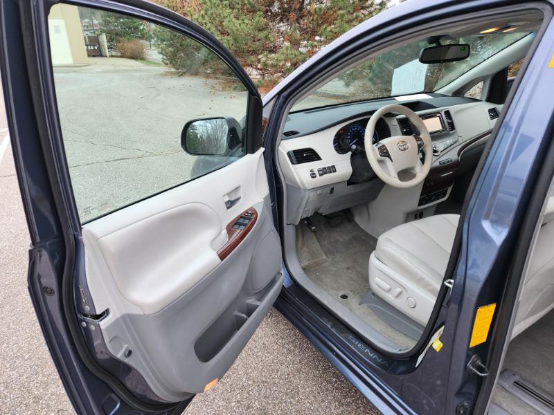 Toyota Sienna XLE FWD 8-Passenger V6 2013