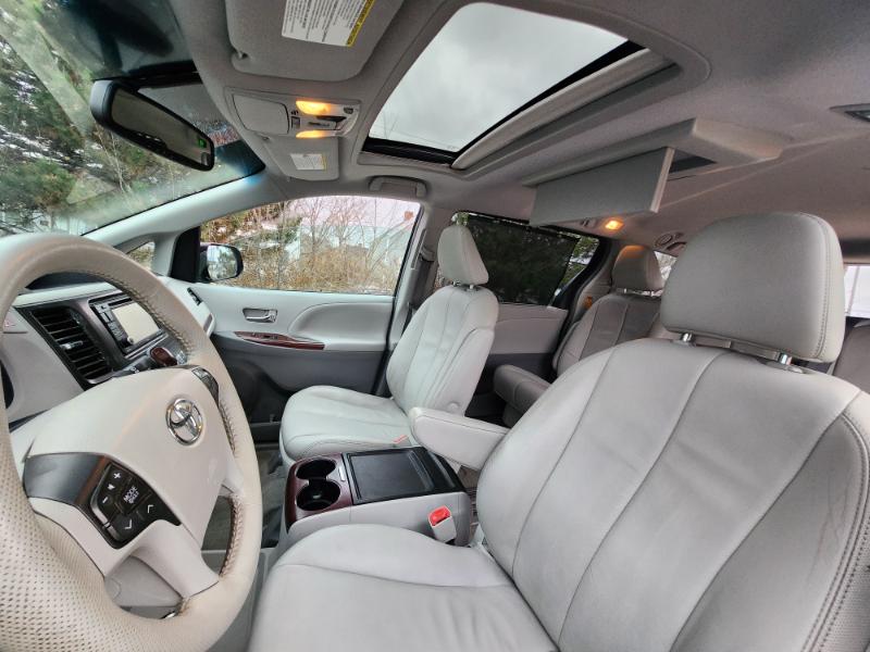 Toyota Sienna XLE FWD 8-Passenger V6 2013