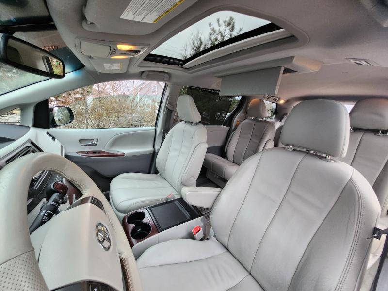 Toyota Sienna XLE FWD 8-Passenger V6 2013