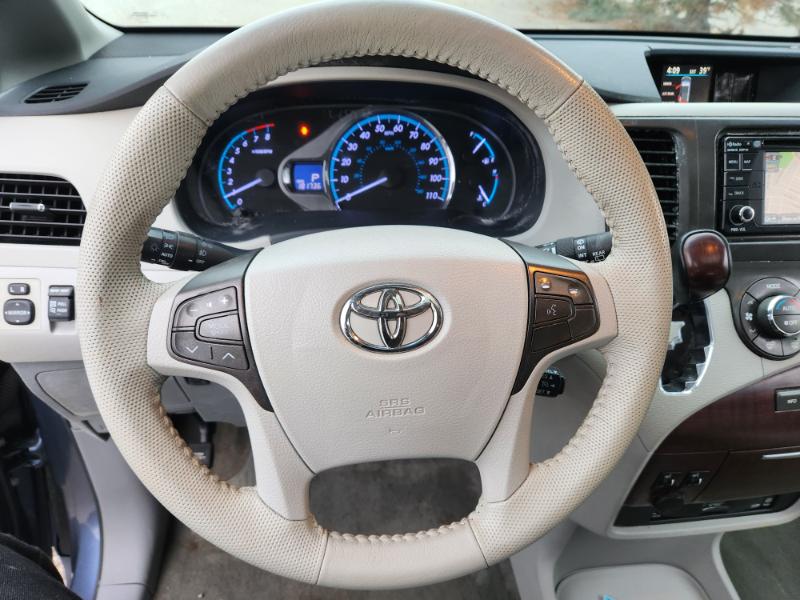 Toyota Sienna XLE FWD 8-Passenger V6 2013