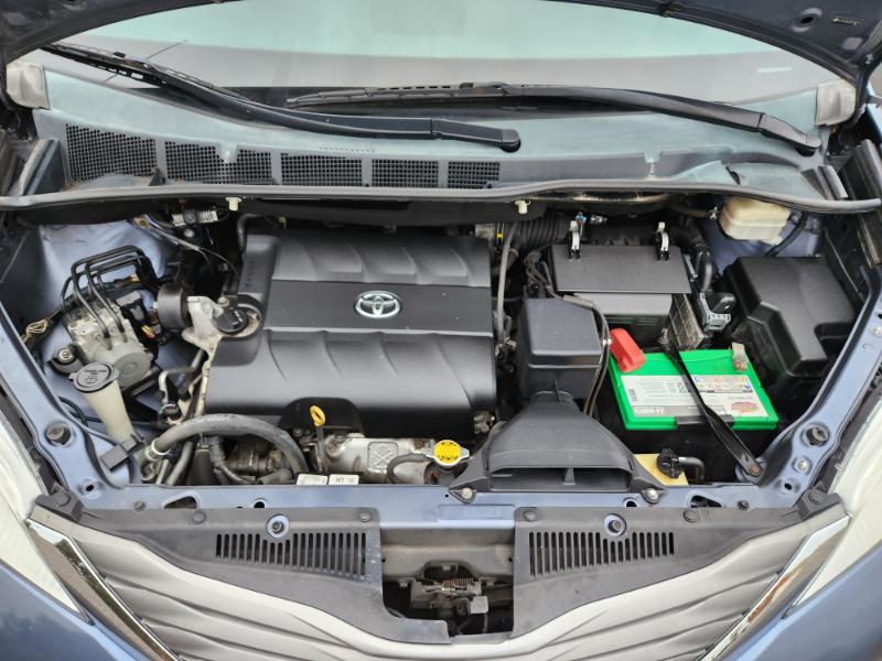 Toyota Sienna XLE FWD 8-Passenger V6 2013