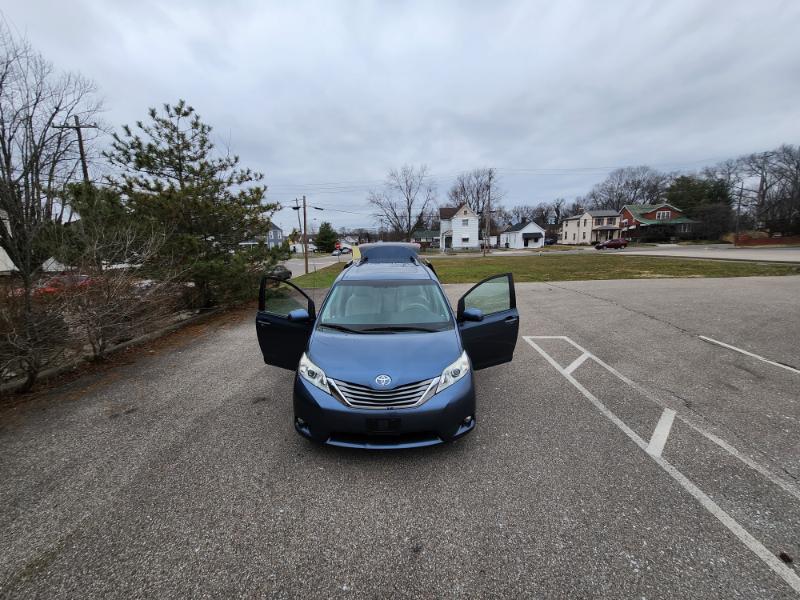 Toyota Sienna XLE FWD 8-Passenger V6 2013