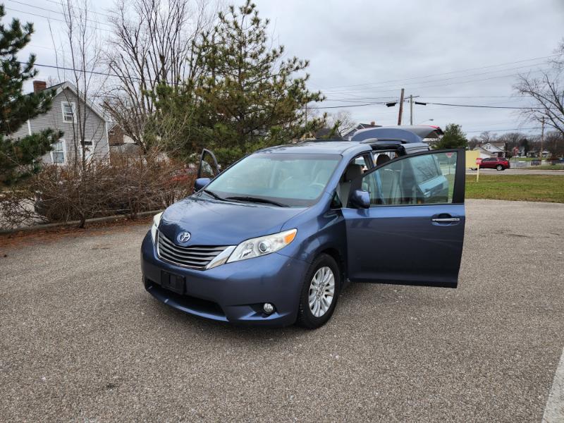Toyota Sienna XLE FWD 8-Passenger V6 2013