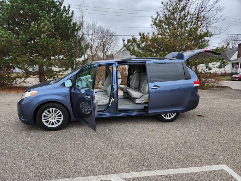 Toyota Sienna XLE FWD 8-Passenger V6 2013