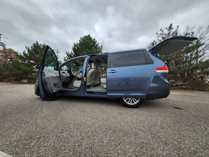 Toyota Sienna XLE FWD 8-Passenger V6 2013