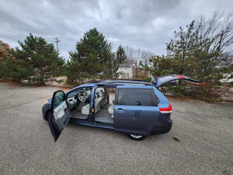 Toyota Sienna XLE FWD 8-Passenger V6 2013