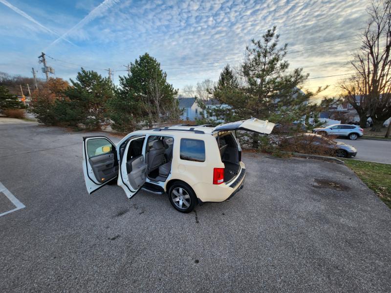 Honda Pilot Touring 4WD 5-Spd AT with DVD 2012