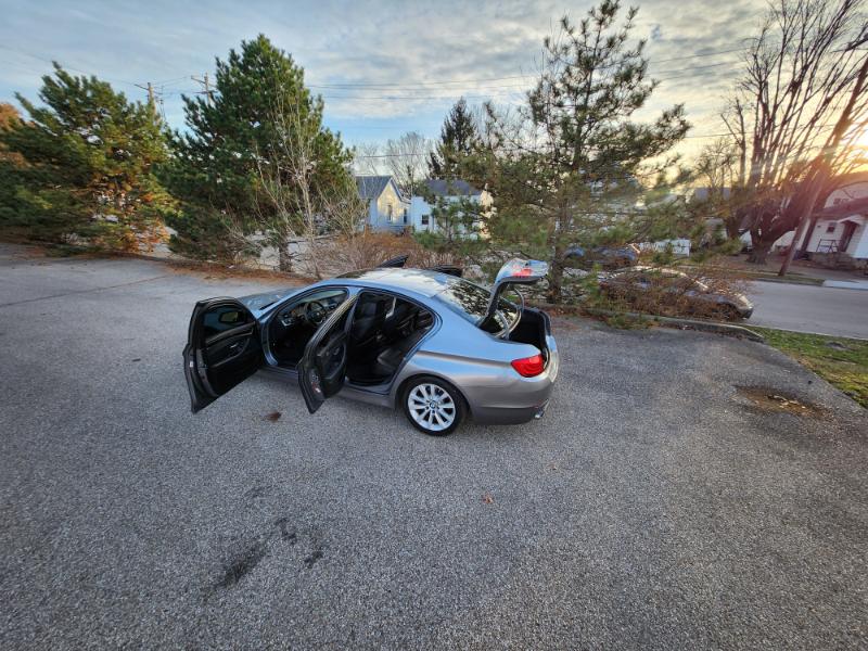 BMW 5-Series 528i 2011