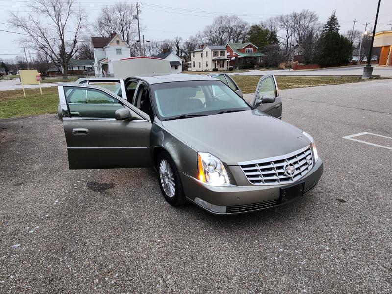Cadillac DTS Luxury 2011