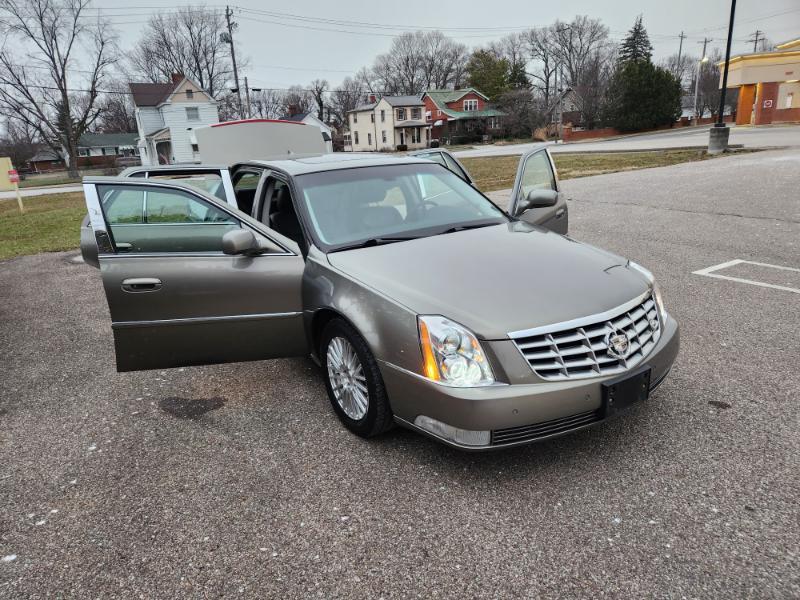 Cadillac DTS Luxury 2011