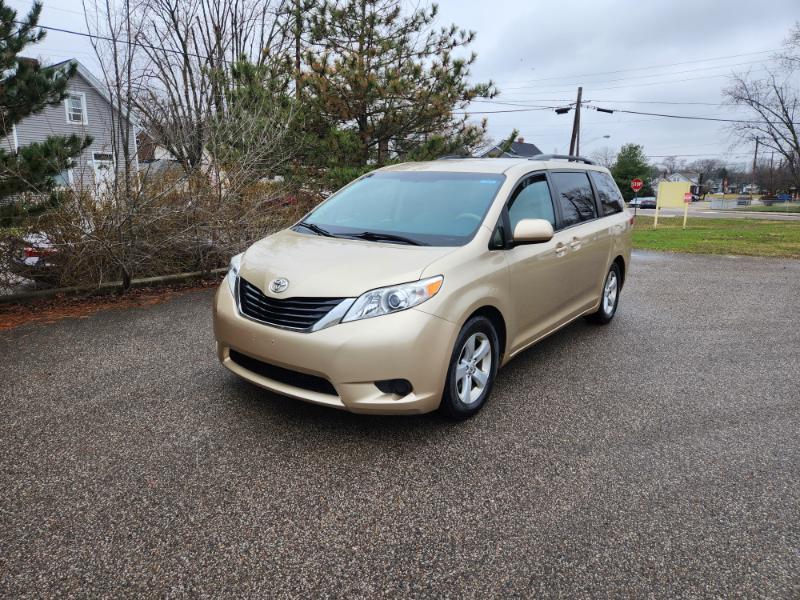 Toyota Sienna LE 8-Pass V6 2011