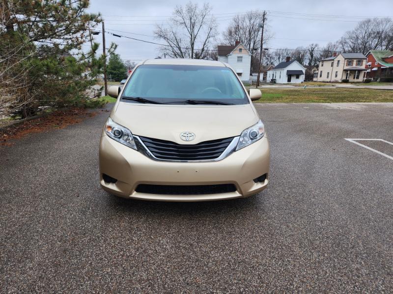 Toyota Sienna LE 8-Pass V6 2011