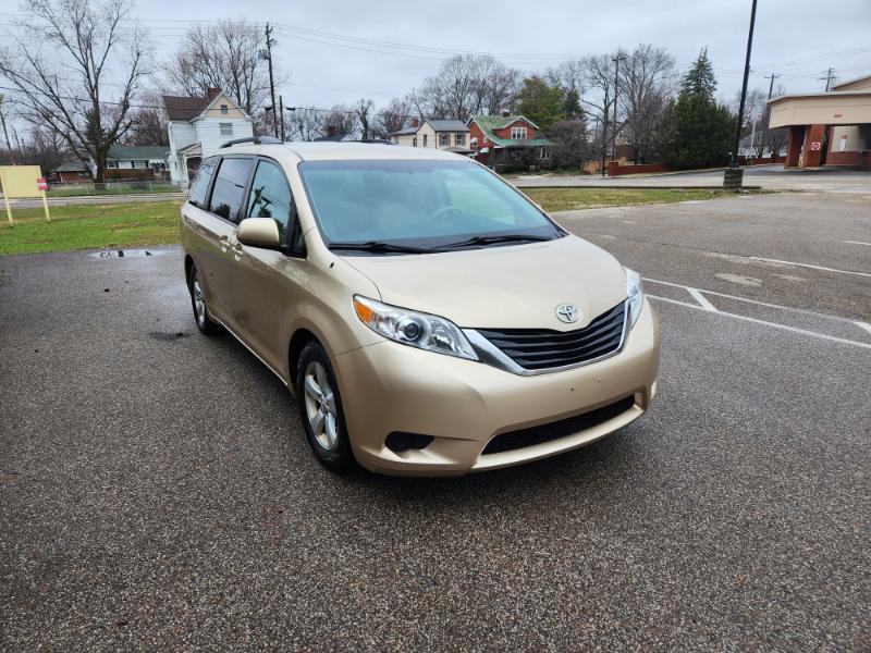 Toyota Sienna LE 8-Pass V6 2011