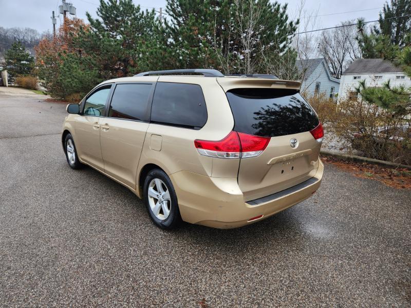 Toyota Sienna LE 8-Pass V6 2011