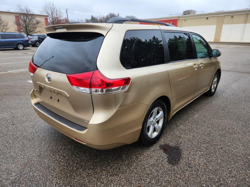 Toyota Sienna LE 8-Pass V6 2011