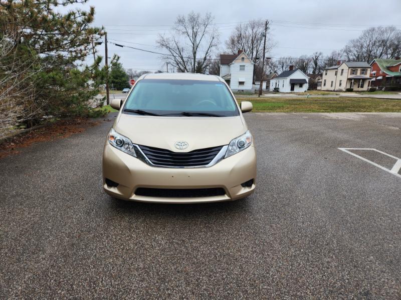 Toyota Sienna LE 8-Pass V6 2011